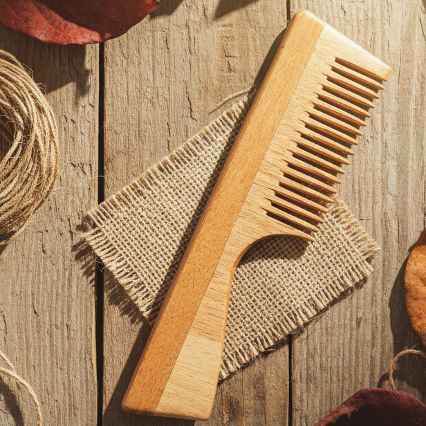Oil Treated Handle Neem Comb (Pack of 1)